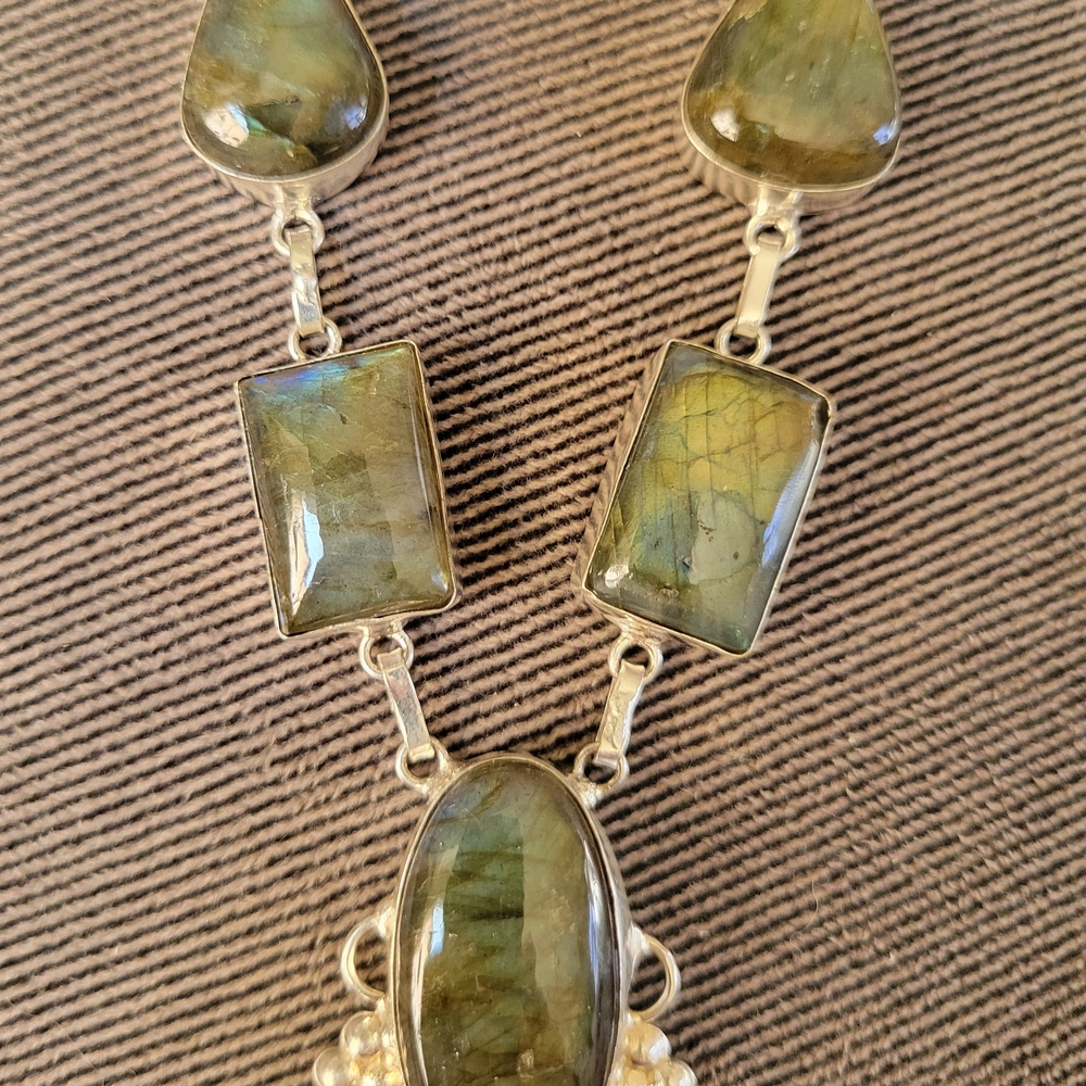 Elegant Silver Labradorite Necklace - Picture 3 of 8